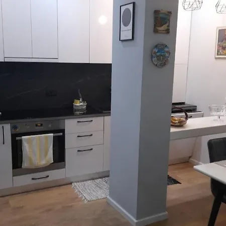 Luxurious In Center Of Apartment *