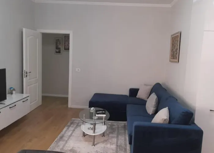 Luxurious In Center Of アパート ティラナ