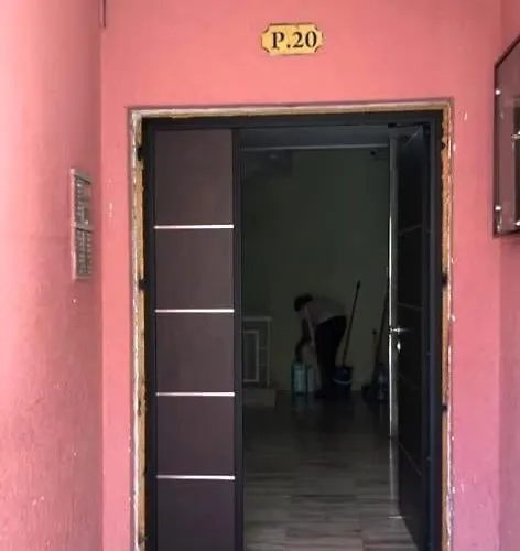 Luxurious In Center Of アパート ティラナ